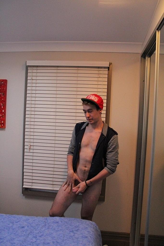 20P Der schwule Amateur Jesse Skater duscht, bevor er beim Analspiel eine falsche Muschi fickt