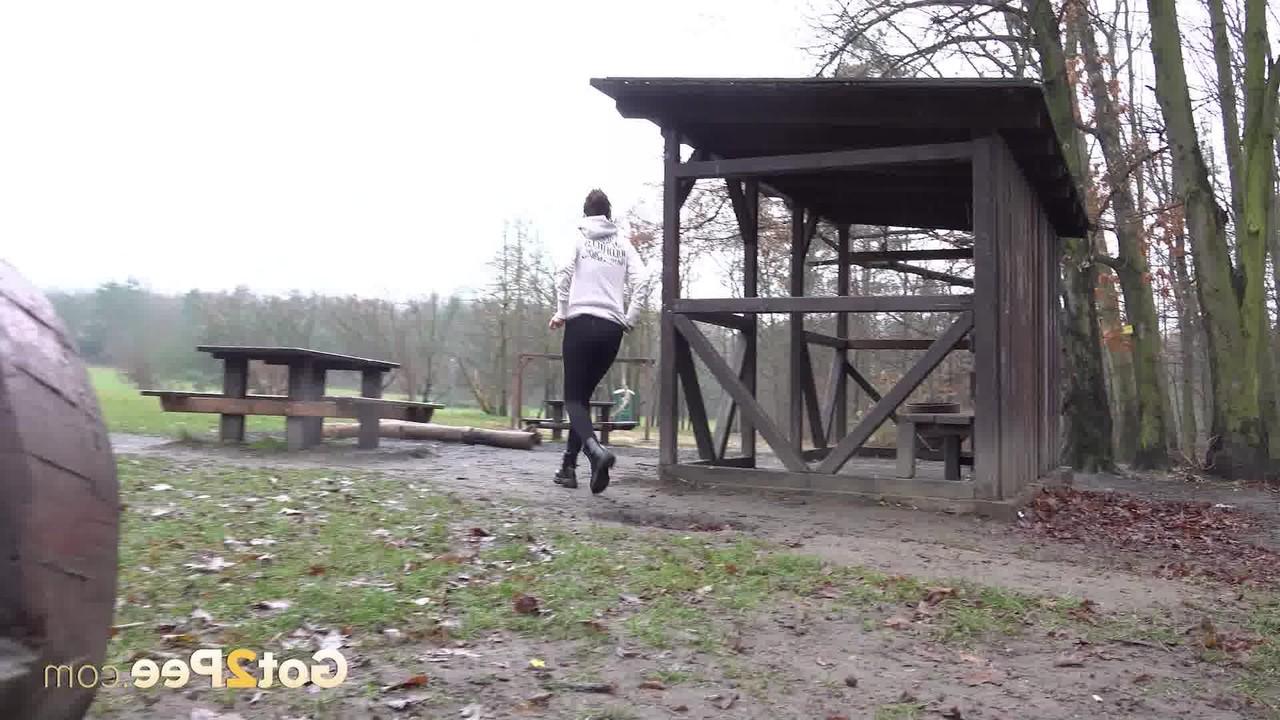 15P La niña caucásica Ali Bordeaux orina en el suelo mientras está en un parque público
