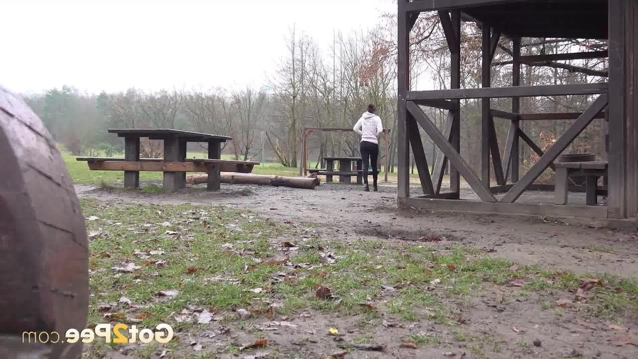 15P La niña caucásica Ali Bordeaux orina en el suelo mientras está en un parque público