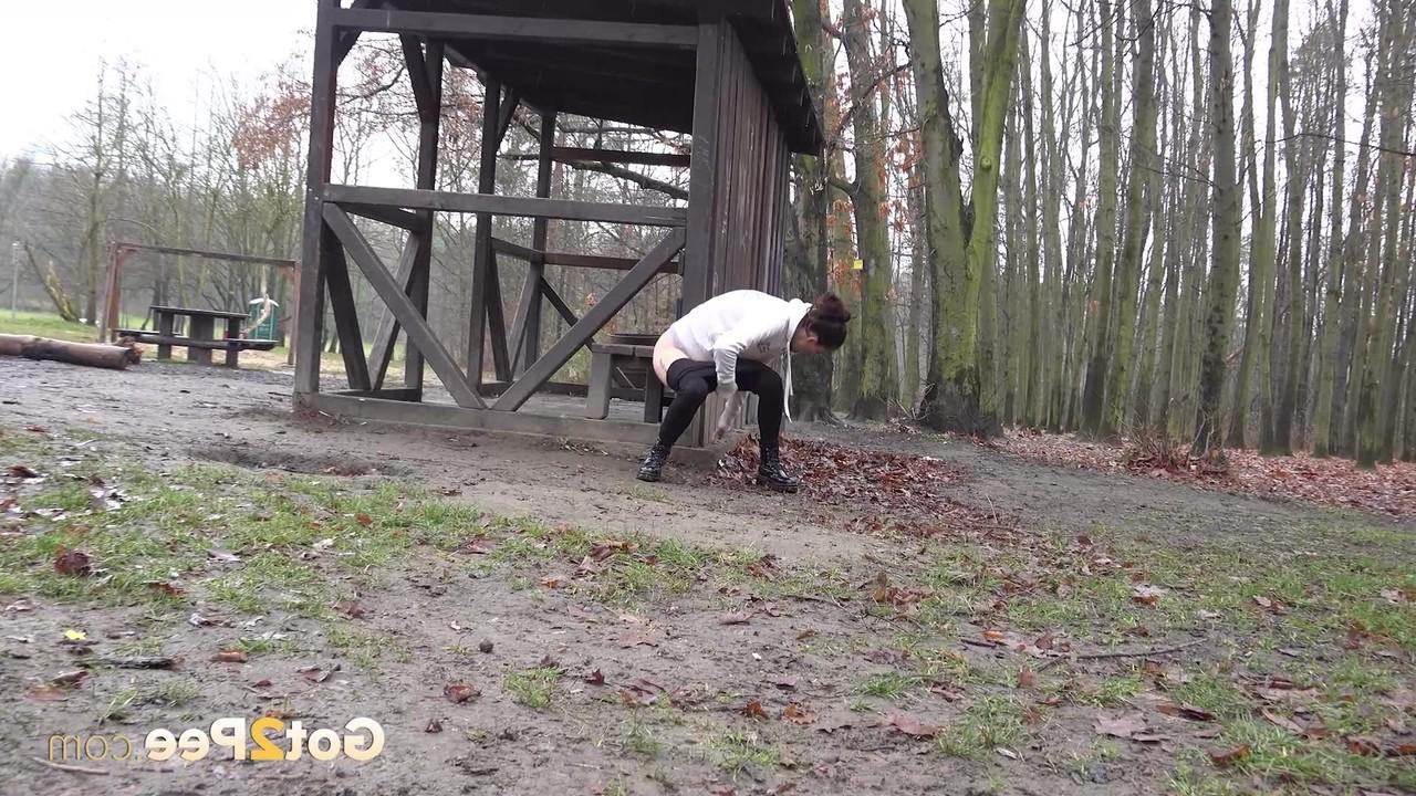 15P La niña caucásica Ali Bordeaux orina en el suelo mientras está en un parque público
