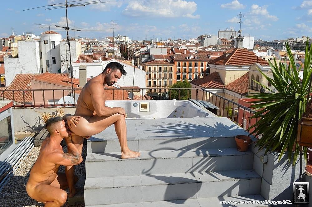 20P Fisiculturistas gays excitados Flex e Goran se beijam e batem no telhado