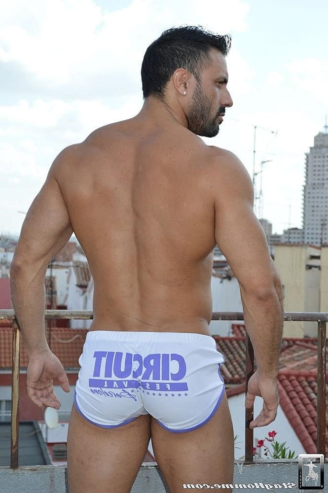 20P Fisiculturistas gays excitados Flex e Goran se beijam e batem no telhado