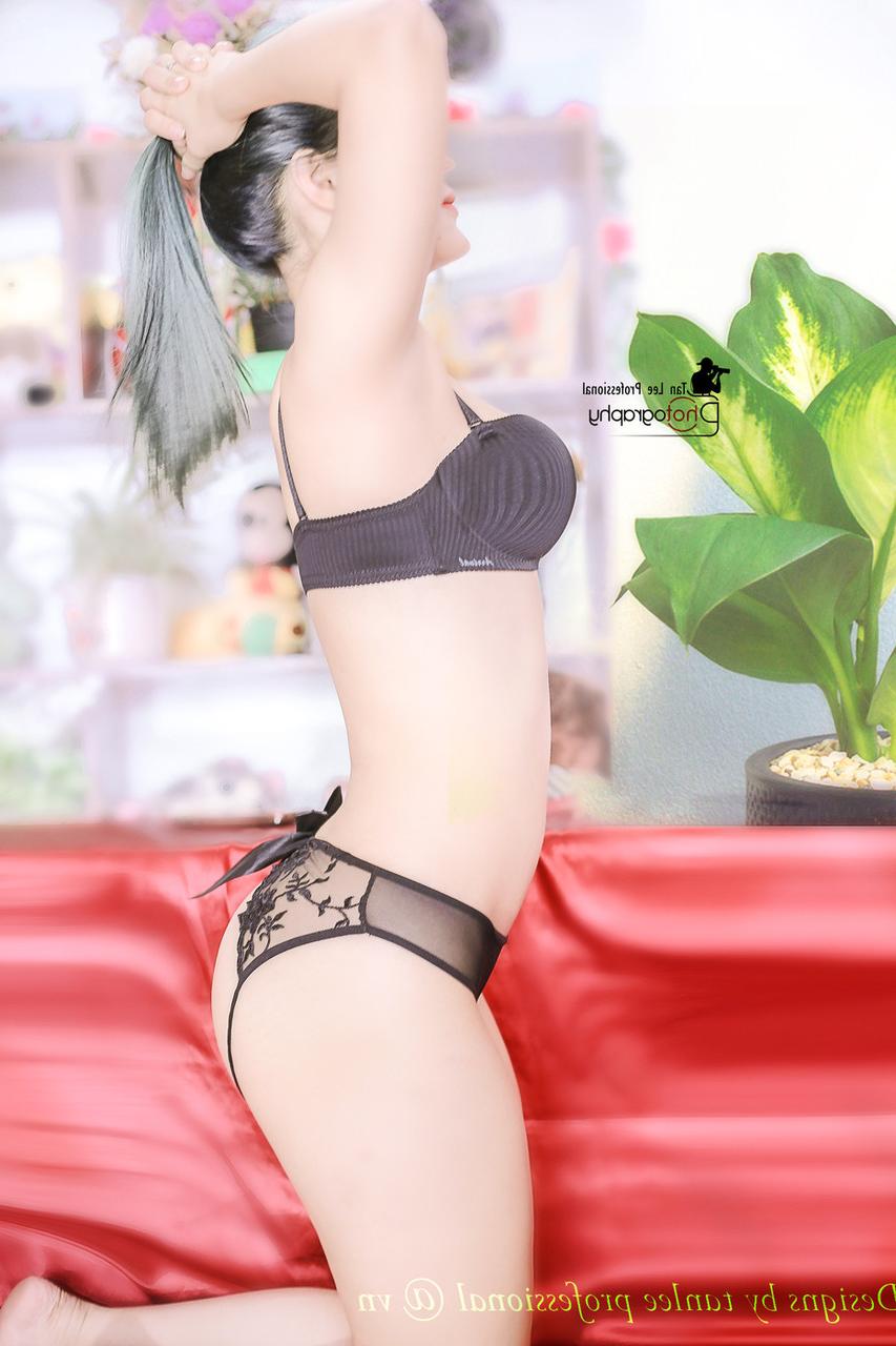 20P Une brune vietnamienne sexy exhibe son petit cul chaud et sa chatte savoureuse.