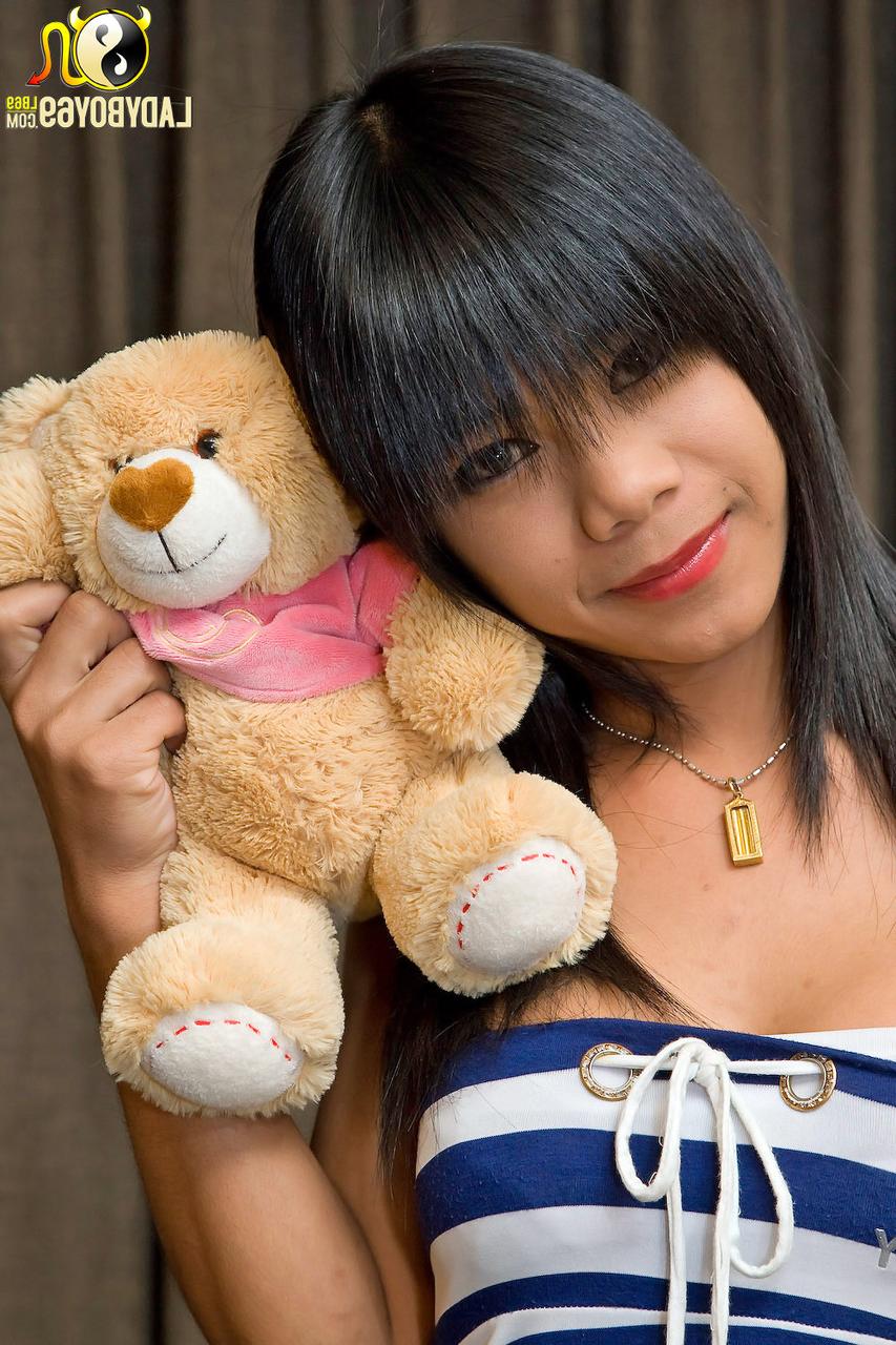 20P Jolie transexuelle brune taquine nue avec sa grosse bite et ses seins fermes