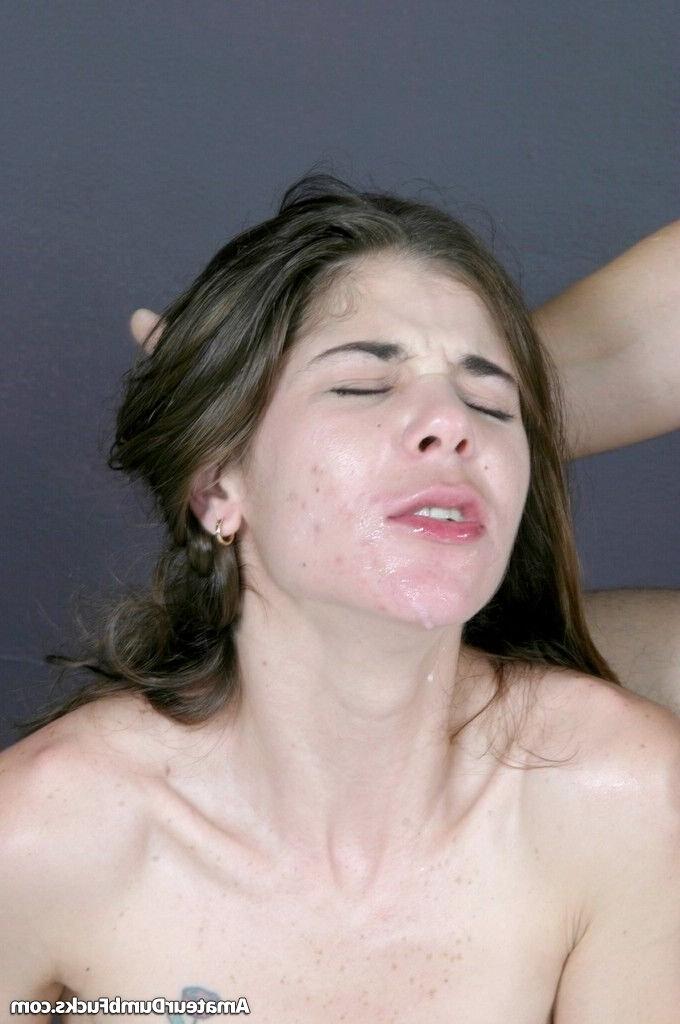 20P L'étourdissante amatrice Amelia Nickson chevauche un Sybian tout en se faisant baiser le visage.