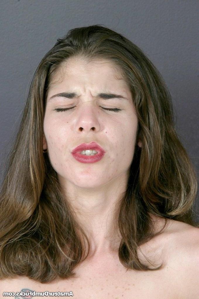 20P L'étourdissante amatrice Amelia Nickson chevauche un Sybian tout en se faisant baiser le visage.