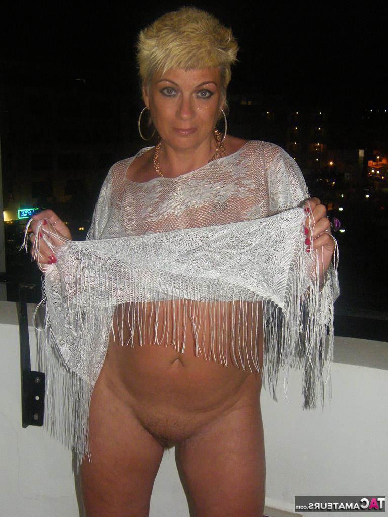 20P MILF madura com cabelos loiros e peitos grandes mostra sua vulva enquanto fuma