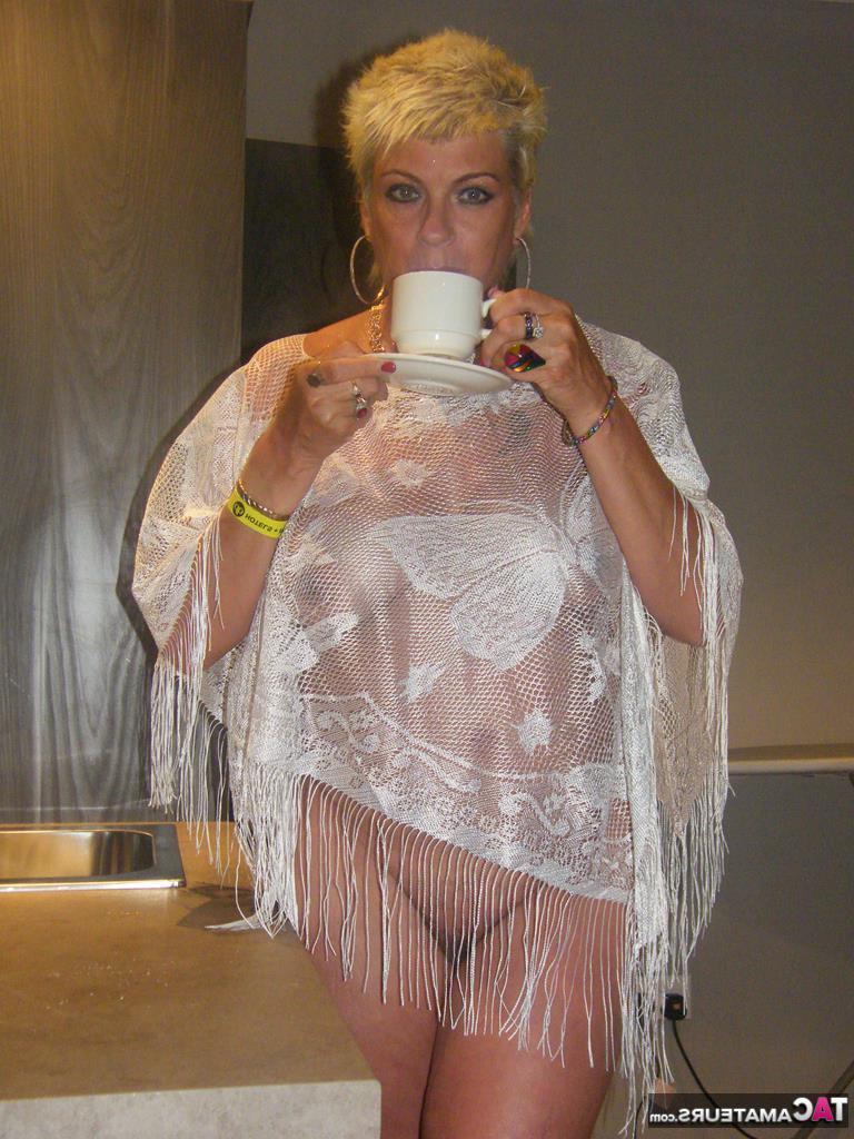 20P MILF madura com cabelos loiros e peitos grandes mostra sua vulva enquanto fuma