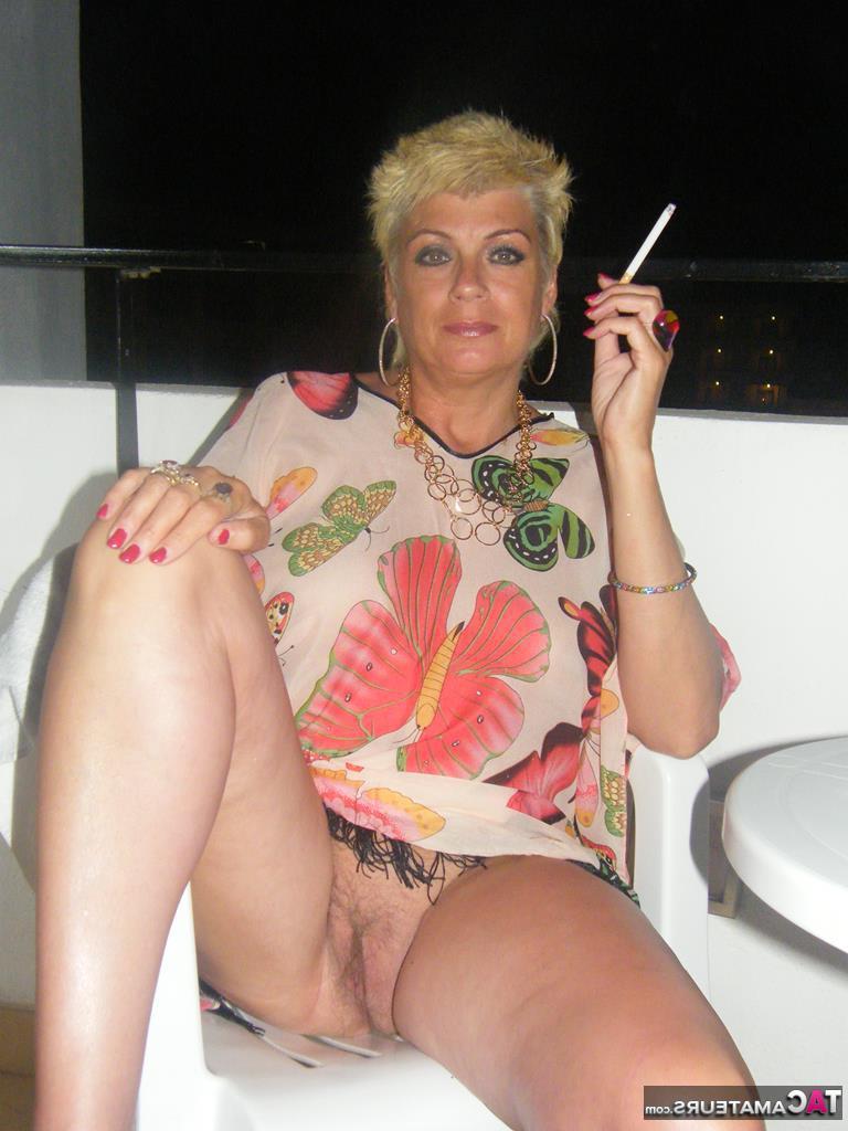 20P MILF madura com cabelos loiros e peitos grandes mostra sua vulva enquanto fuma