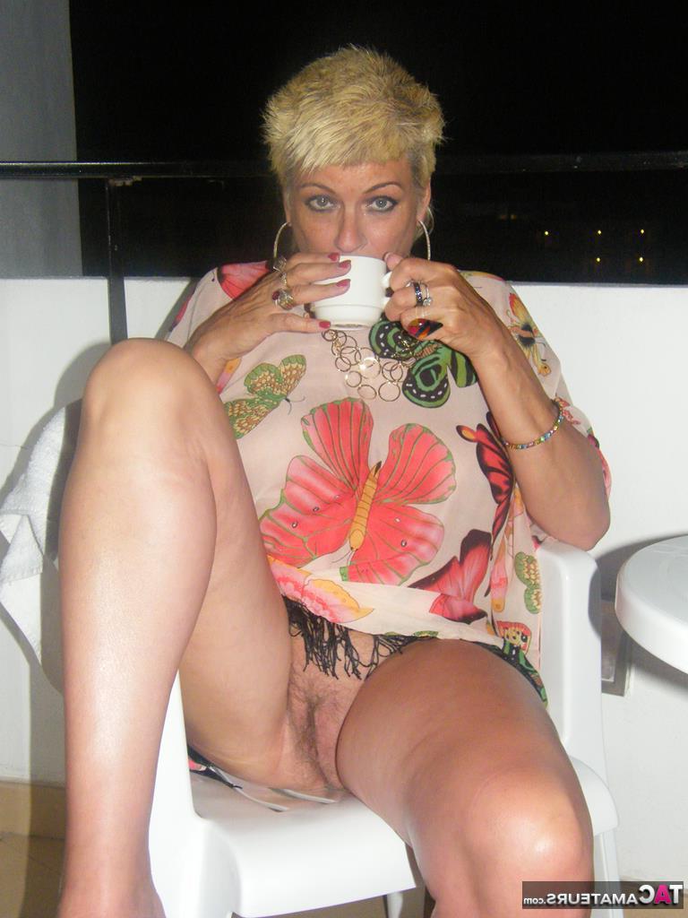 20P MILF madura com cabelos loiros e peitos grandes mostra sua vulva enquanto fuma