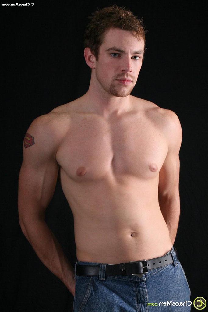 20P Das schwule Model Logan Huston zieht sein Hemd und seine Jeans aus, um nackt zu posieren und zu masturbieren