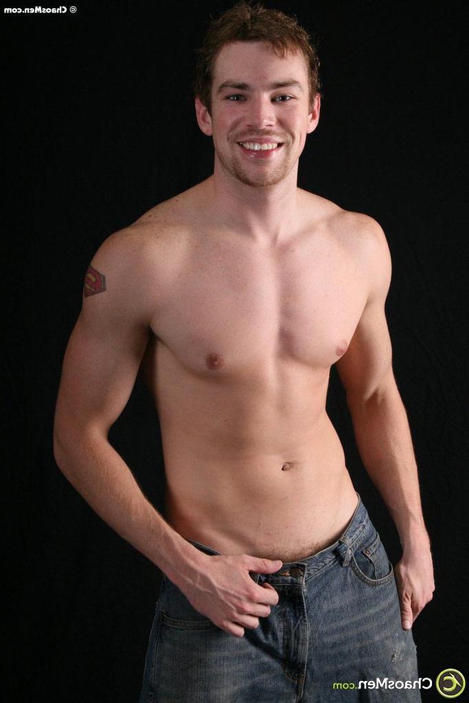 20P Das schwule Model Logan Huston zieht sein Hemd und seine Jeans aus, um nackt zu posieren und zu masturbieren