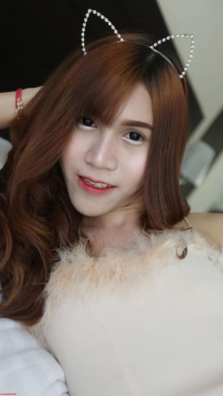 20P Phone, transexuelle rousse et coquine, pose nue et aime le sexe en levrette.