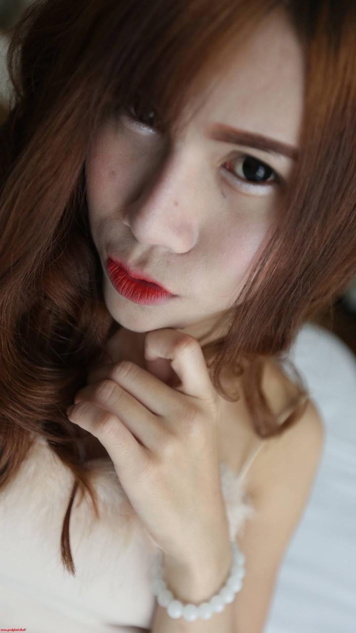 20P Phone, transexuelle rousse et coquine, pose nue et aime le sexe en levrette.