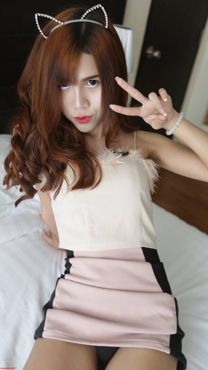 20P Phone, transexuelle rousse et coquine, pose nue et aime le sexe en levrette.