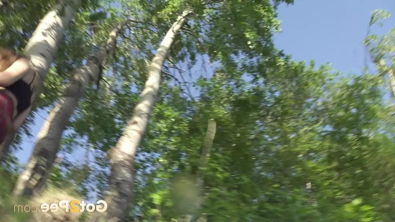 15P Chica blanca se desliza las bragas a un lado para orinar mientras camina por el bosque