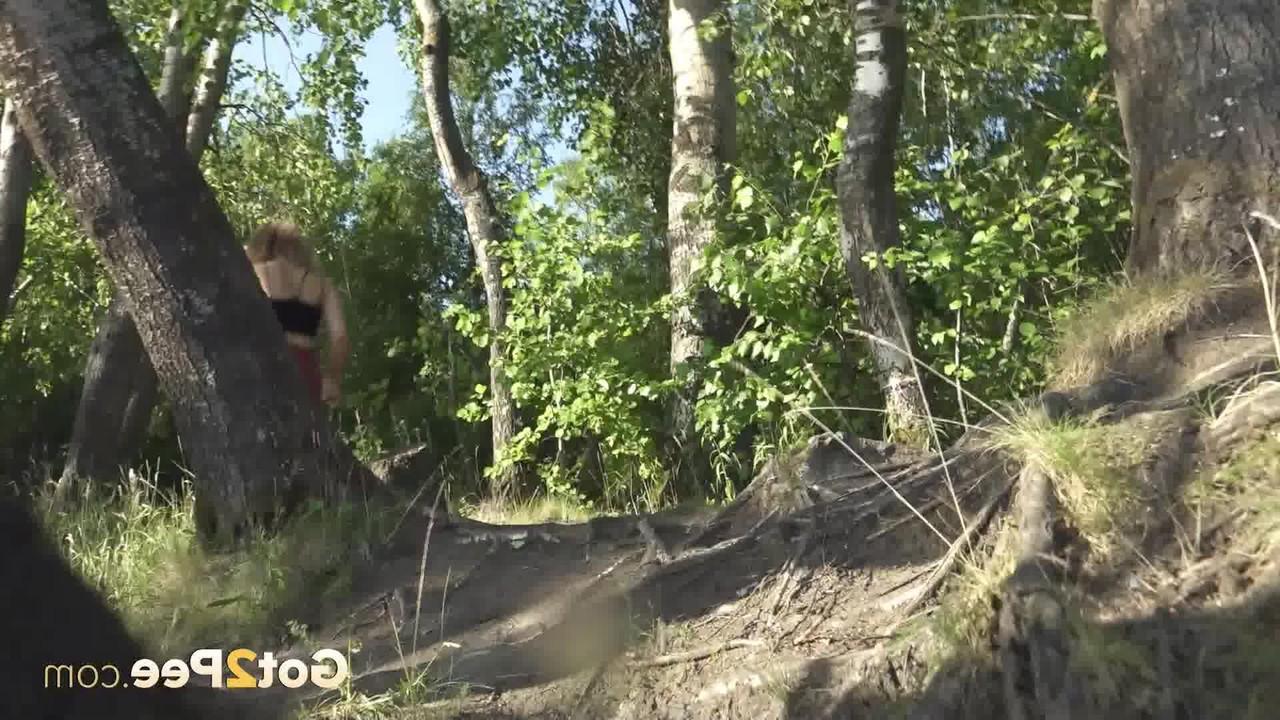 15P Chica blanca se desliza las bragas a un lado para orinar mientras camina por el bosque