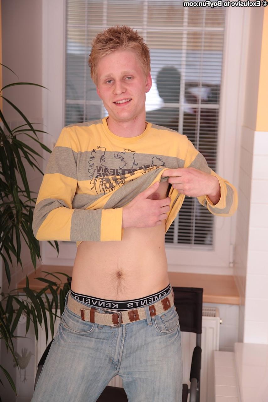 20P El joven gay Franklin 2 muestra su gran polla tentadora y se masturba