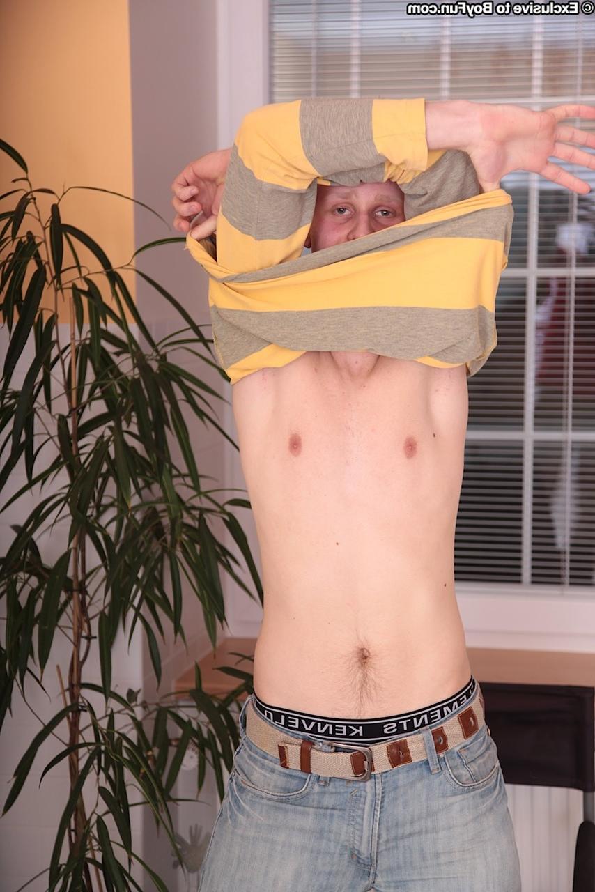 20P El joven gay Franklin 2 muestra su gran polla tentadora y se masturba