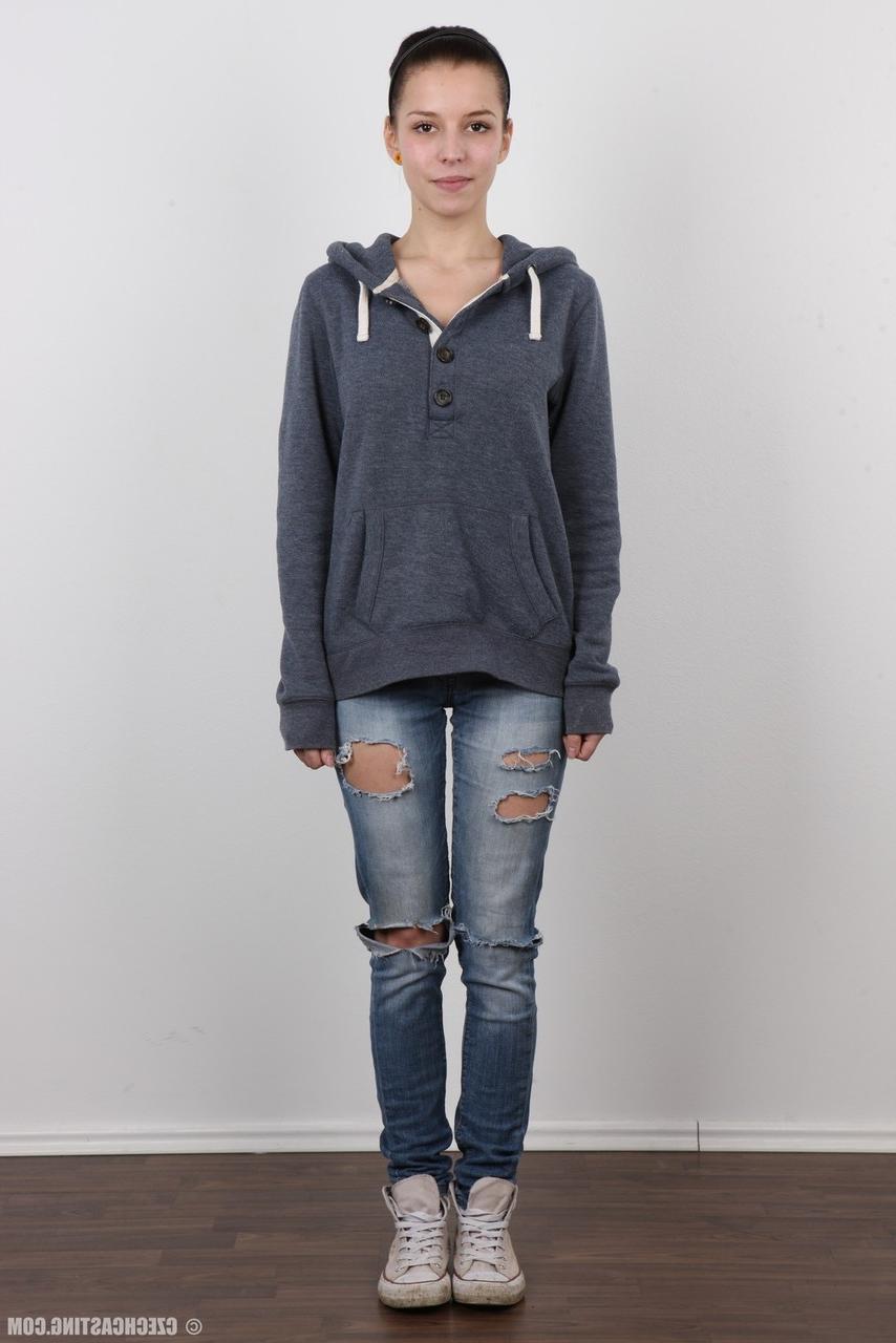 20P Junge Brünette zieht ihre Jeans und ihren BH aus, um in ihrem Geburtstagsanzug zu stehen