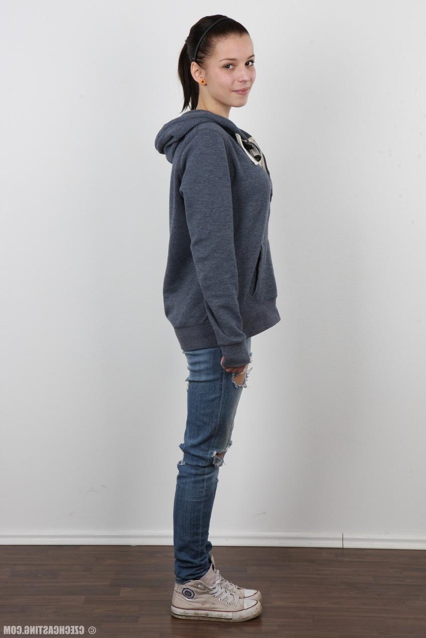20P Junge Brünette zieht ihre Jeans und ihren BH aus, um in ihrem Geburtstagsanzug zu stehen