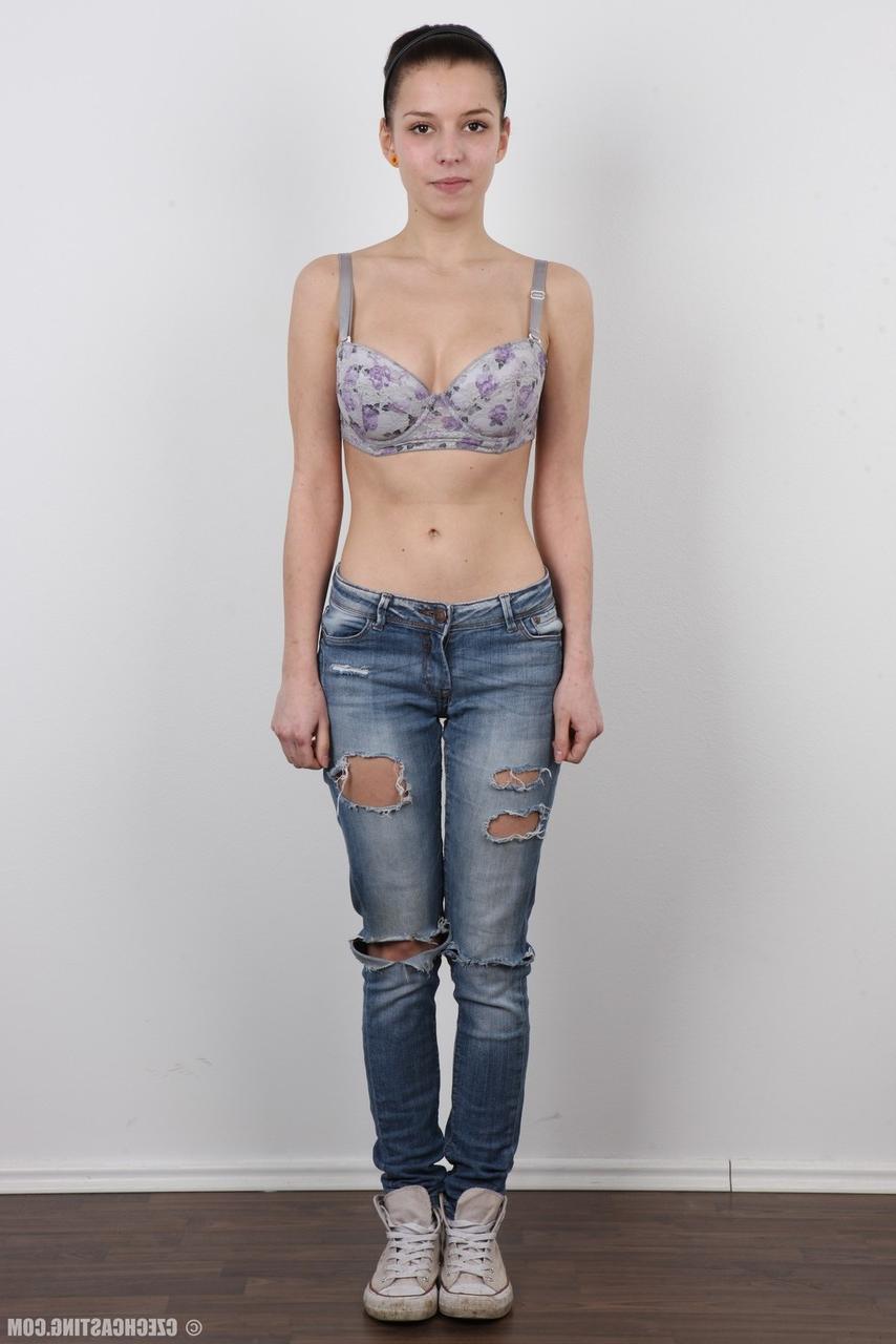 20P Junge Brünette zieht ihre Jeans und ihren BH aus, um in ihrem Geburtstagsanzug zu stehen