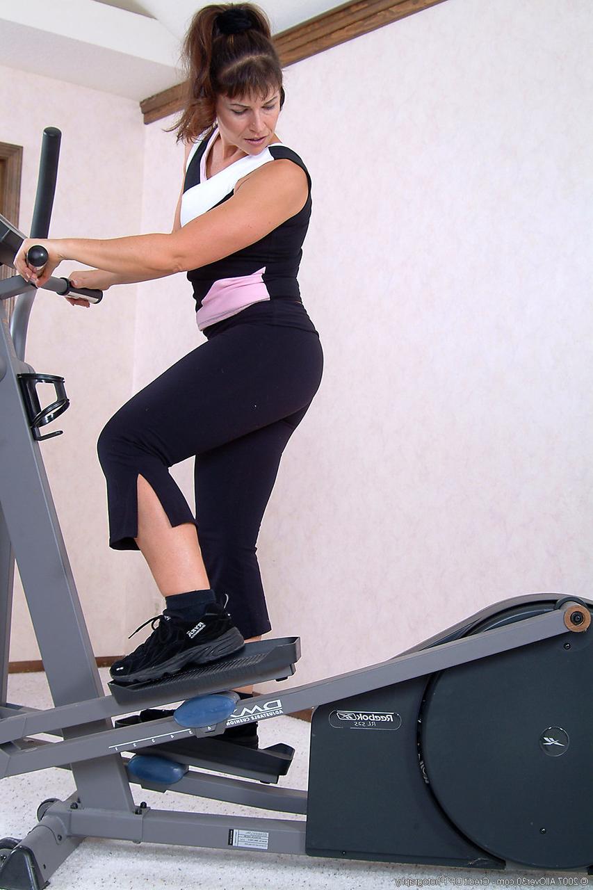 20P Hot MILF Andie strips naked and shows off her big ass at the gym