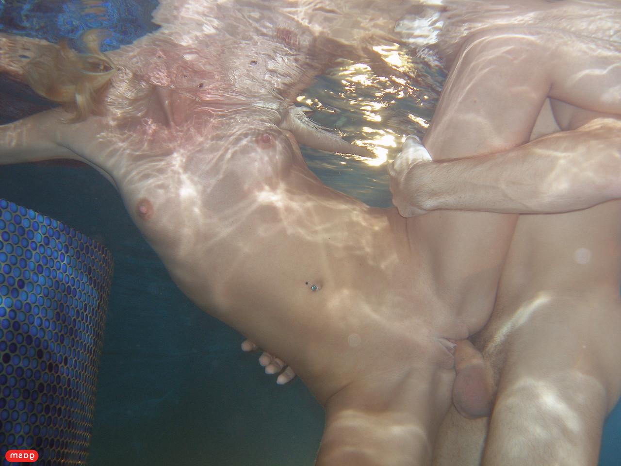 15P Blonder Pornostar genießt wilden Hardcore-Sex mit einem gut bestückten Hengst im Pool