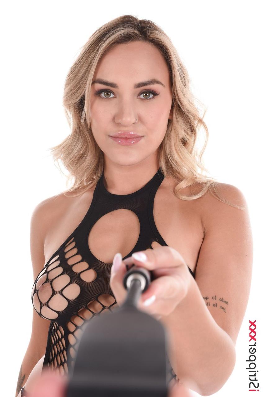 15P La sexy rubia Merida Sat se quita la lencería y las medias antes de jugar con su vagina