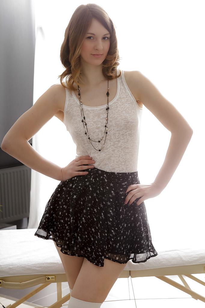 16P Cutie adolescente juguetona descubriendo sus delgadas curvas y quitándose los calcetines hasta la rodilla