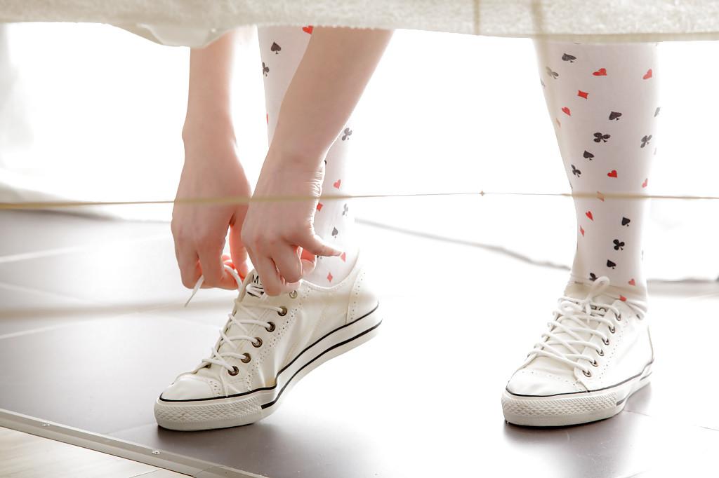 16P Cutie adolescente juguetona descubriendo sus delgadas curvas y quitándose los calcetines hasta la rodilla