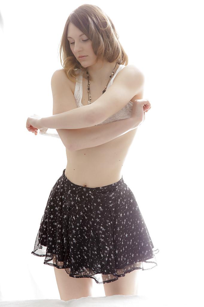 16P Cutie adolescente juguetona descubriendo sus delgadas curvas y quitándose los calcetines hasta la rodilla