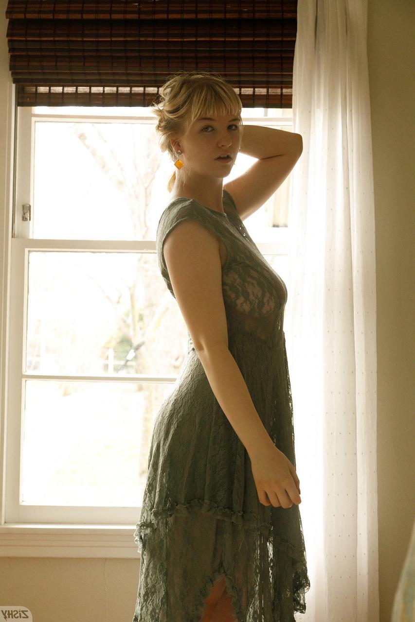 12P La hermosa rubia Vicky Chandler muestra sus piernas sexys y sus dedos de los pies chupables