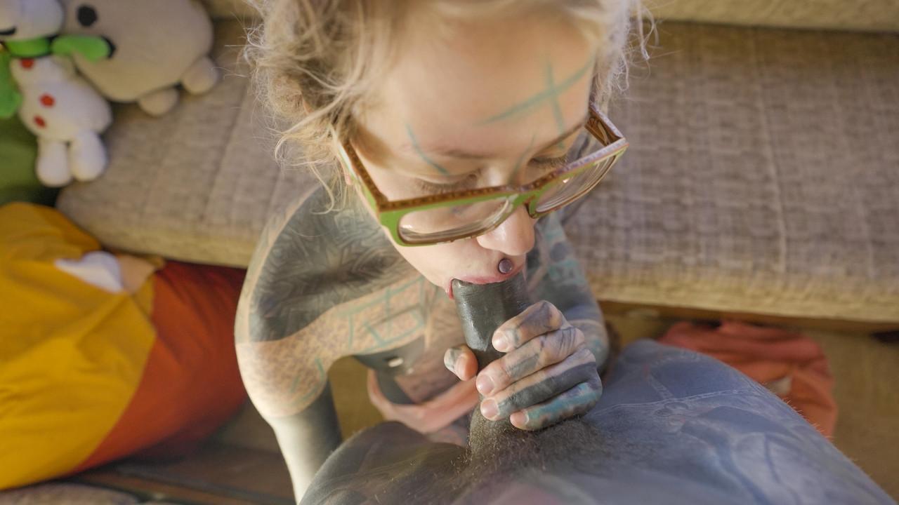 16P Casal fortemente tatuado Anuskatzz e Lily Lu participam de sexo POV