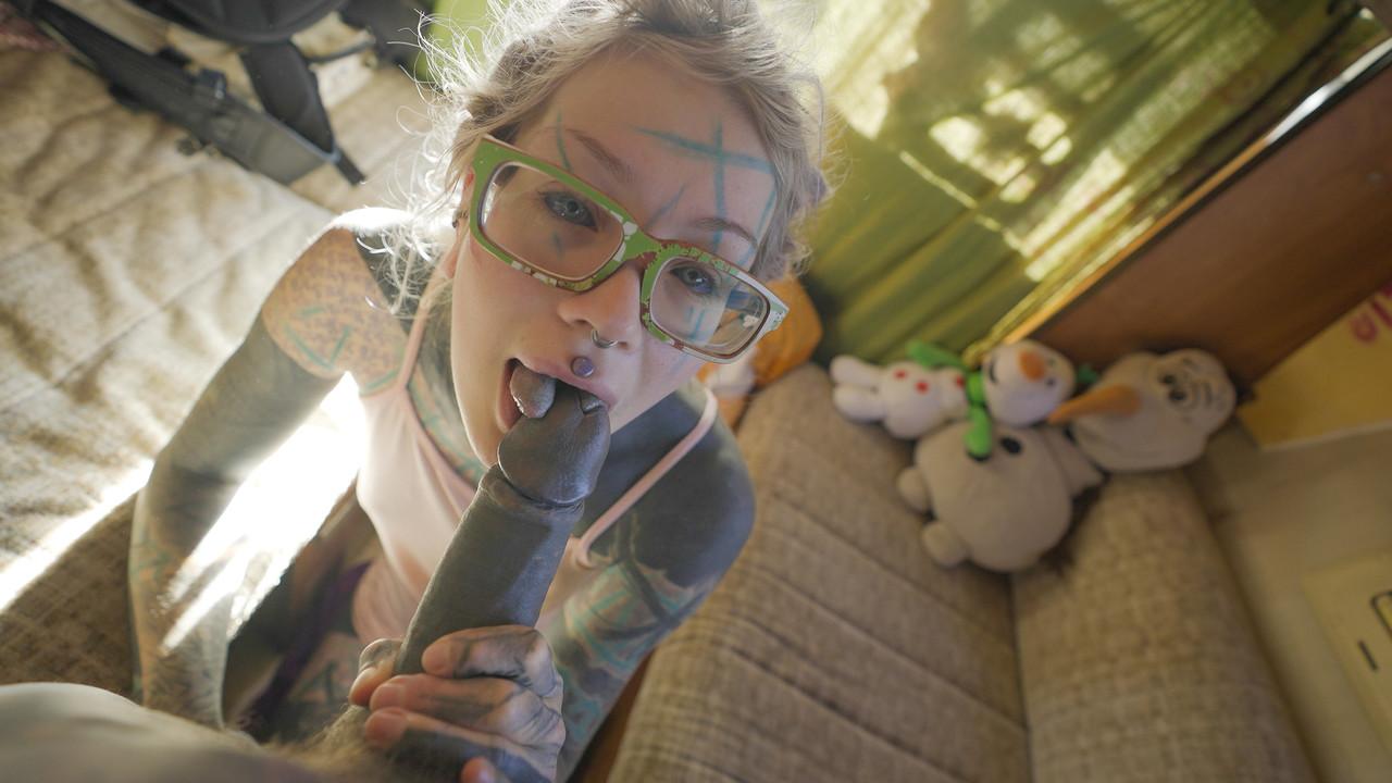 16P Casal fortemente tatuado Anuskatzz e Lily Lu participam de sexo POV
