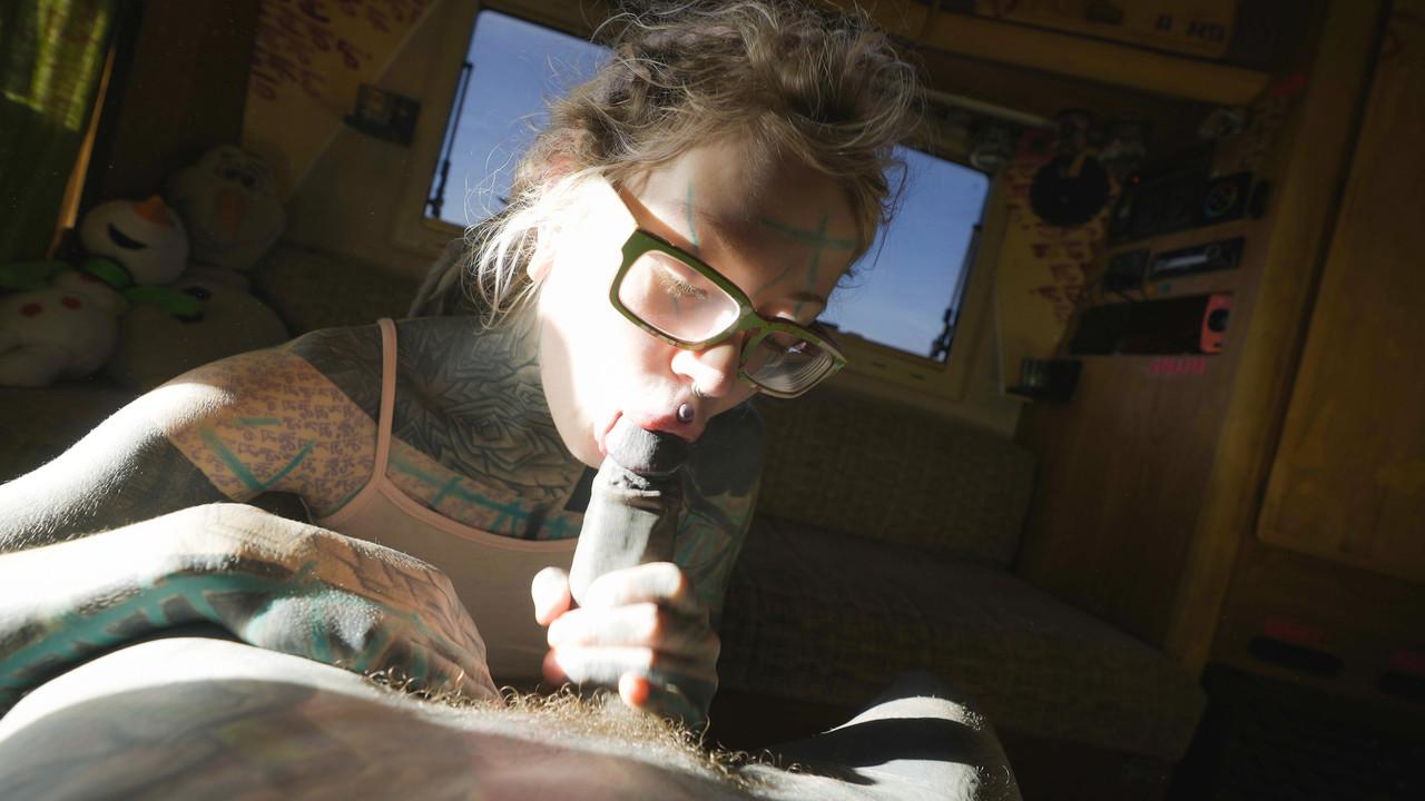 16P Casal fortemente tatuado Anuskatzz e Lily Lu participam de sexo POV