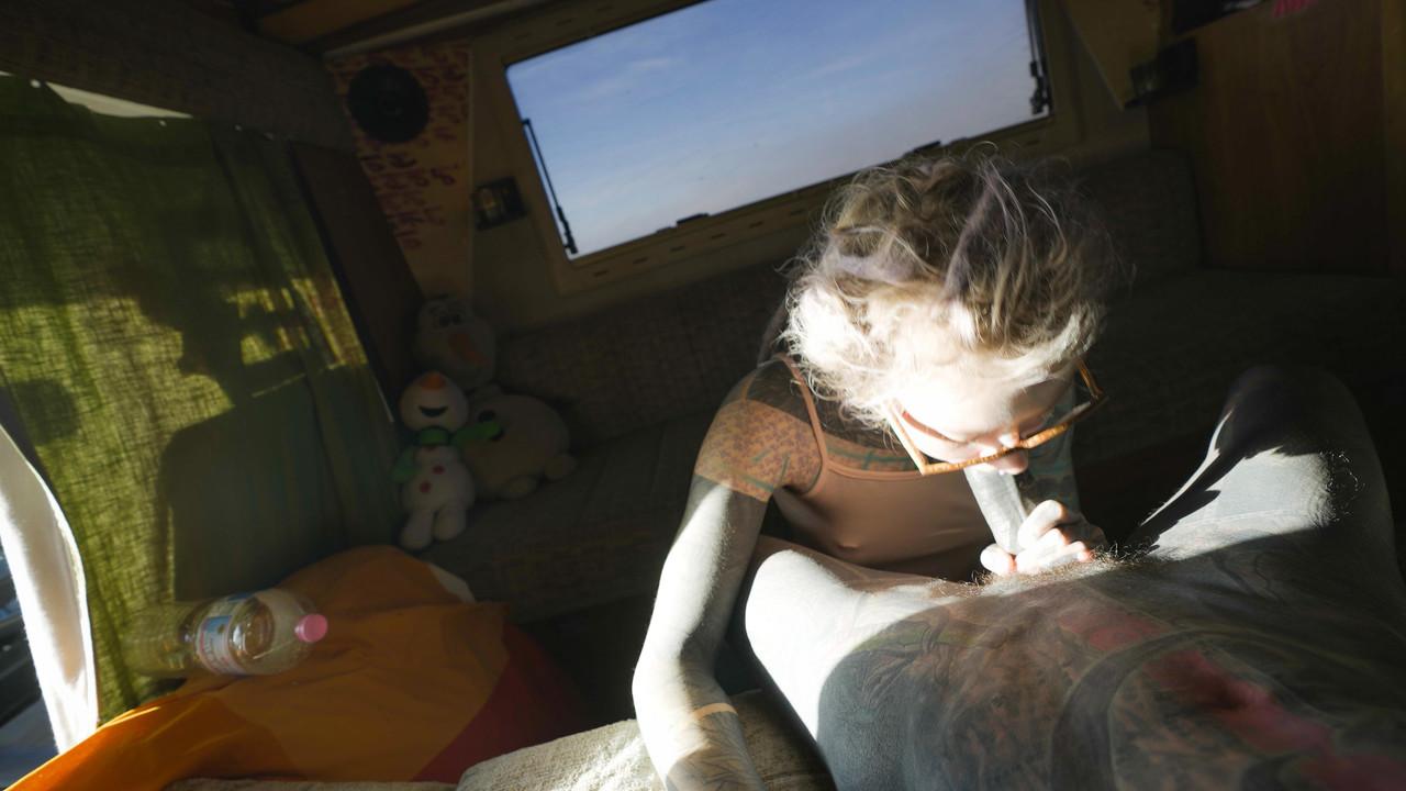 16P Casal fortemente tatuado Anuskatzz e Lily Lu participam de sexo POV