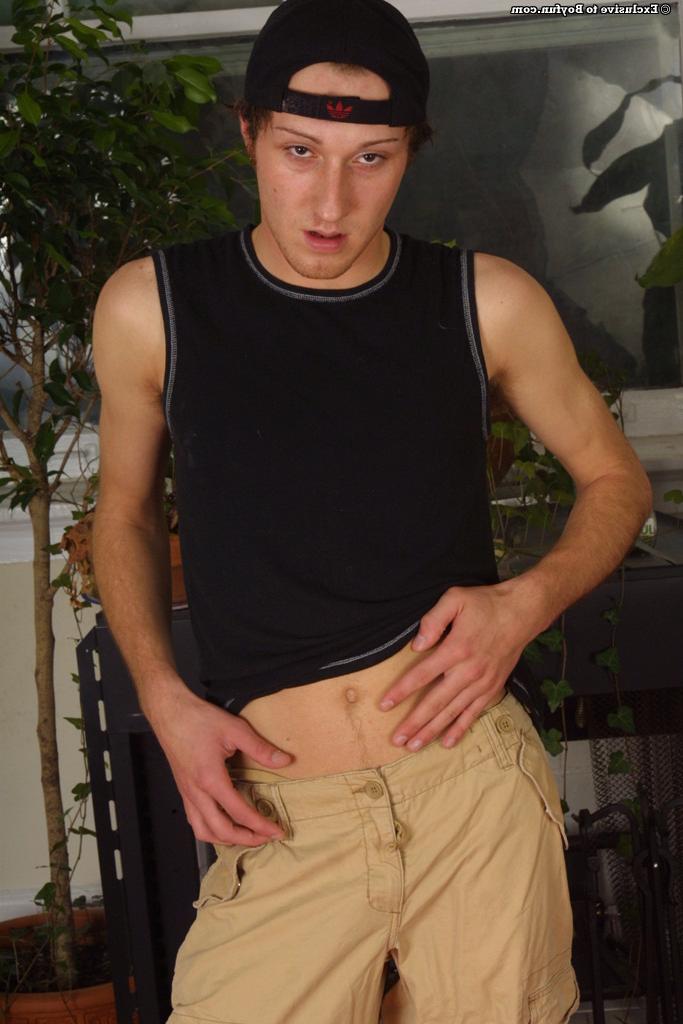 20P Der große schwule Junge Jake zieht sich aus, holt sich einen runter und bespritzt sich selbst damit