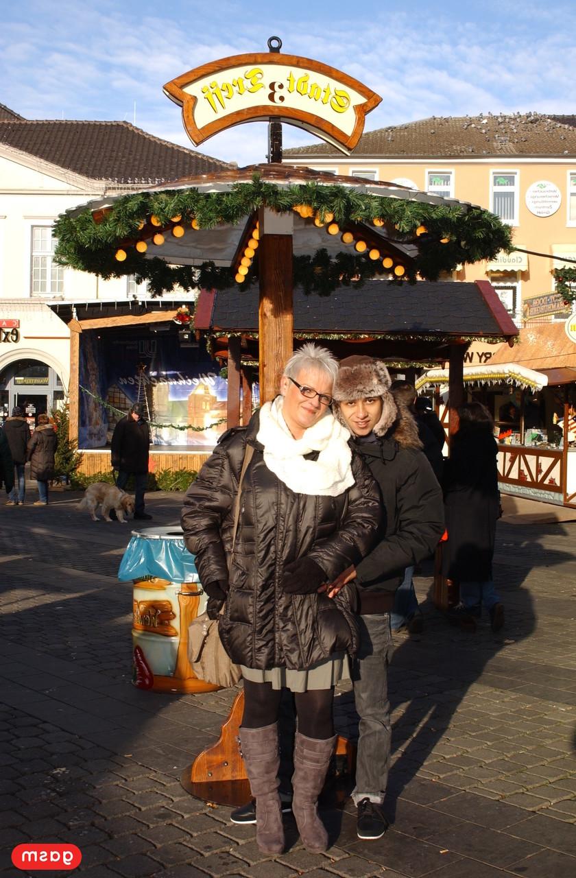 15P Ama de casa alemana de pelo corto coquetea con un joven en el mercado navideño