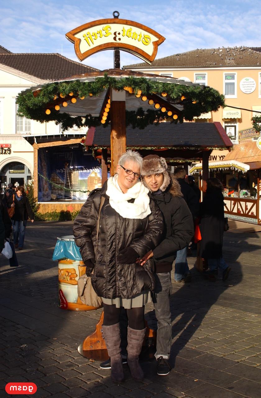 15P Ama de casa alemana de pelo corto coquetea con un joven en el mercado navideño