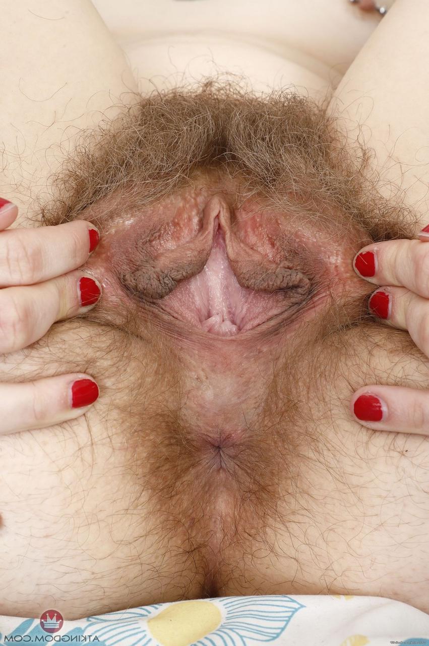 20P Das zierliche, tätowierte Babe Felicia Fisher spielt in einer Solo-Session mit ihrem haarigen Schritt