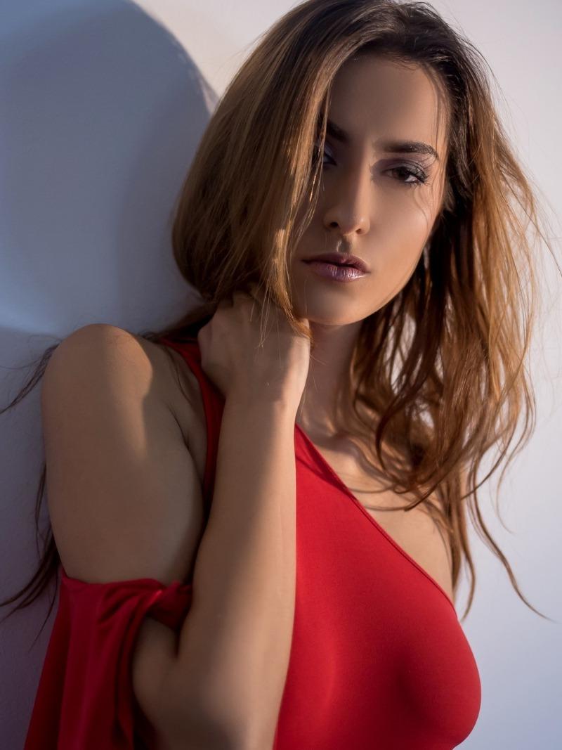 12P Beautiful babe Lara Kole posing in her sexy top & short skirt in a solo