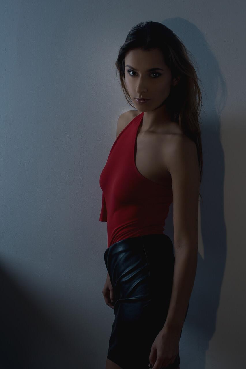 12P Beautiful babe Lara Kole posing in her sexy top & short skirt in a solo