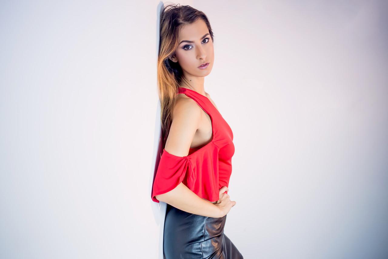 12P Beautiful babe Lara Kole posing in her sexy top & short skirt in a solo