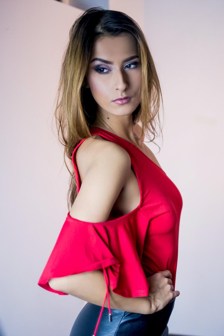 12P Beautiful babe Lara Kole posing in her sexy top & short skirt in a solo