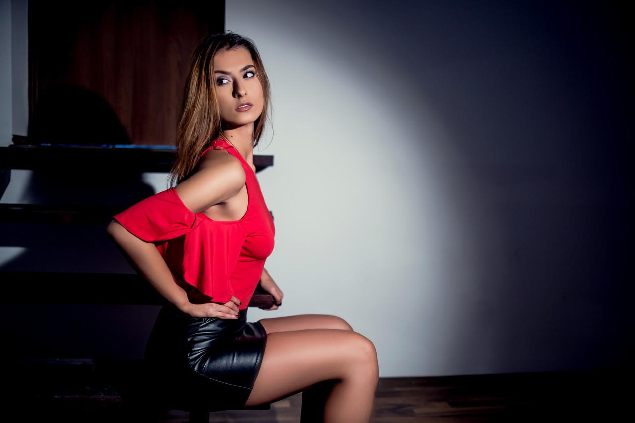 12P Beautiful babe Lara Kole posing in her sexy top & short skirt in a solo