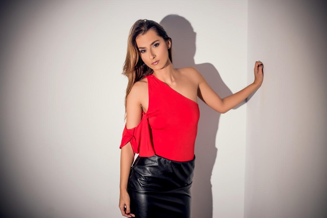 12P Beautiful babe Lara Kole posing in her sexy top & short skirt in a solo