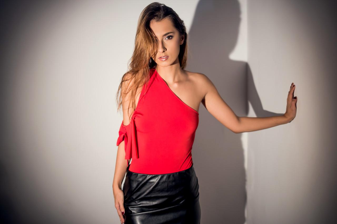 12P Beautiful babe Lara Kole posing in her sexy top & short skirt in a solo