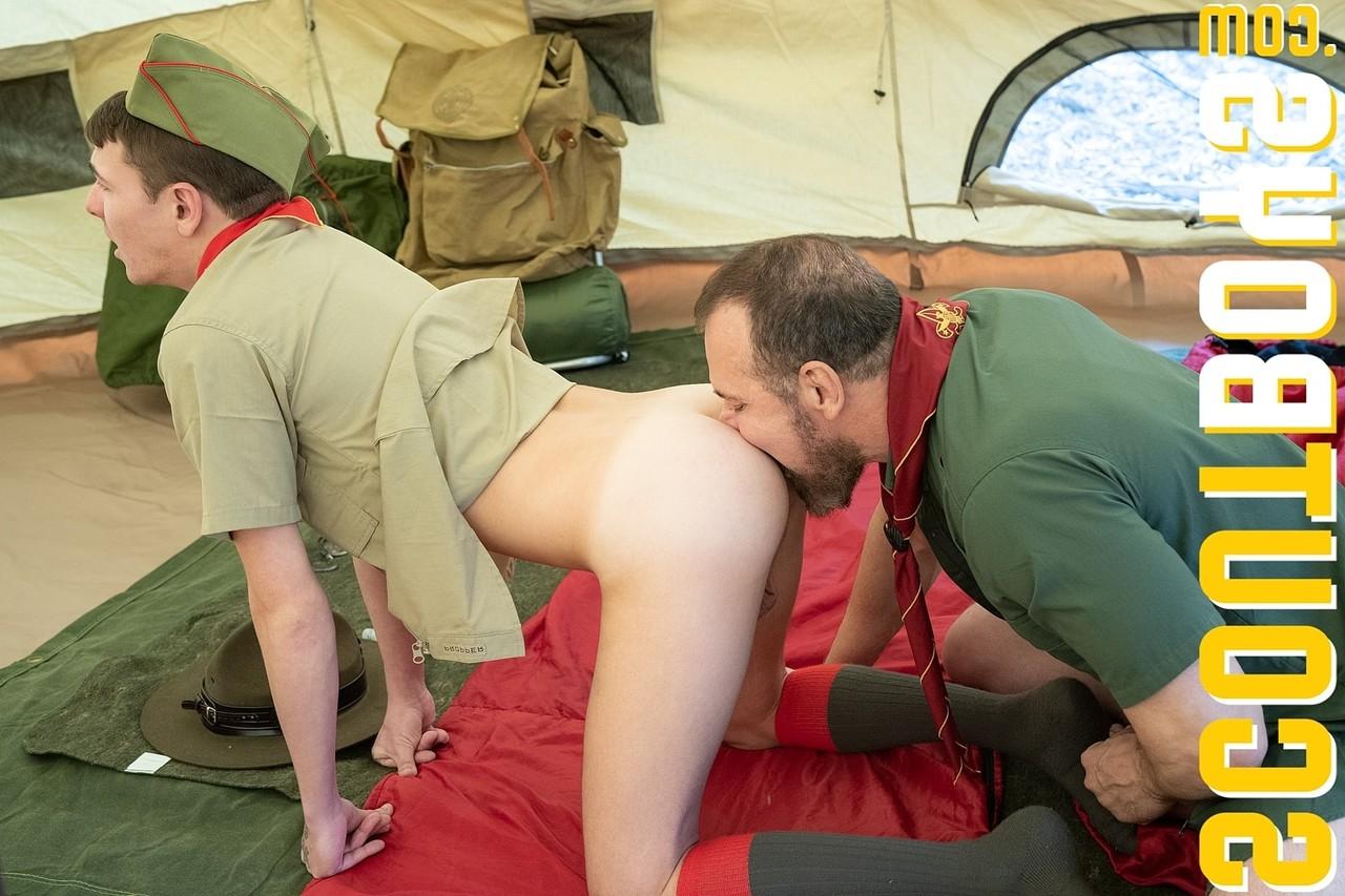 20P Twink Scout Johnny wackelt und hat Hardcore -Sex mit Scoutmaster Ballard