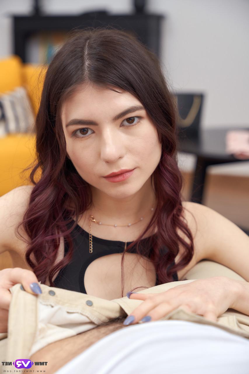20P A gata sexy Luna Lynx dá um boquete em um garanhão depois de sexo hardcore